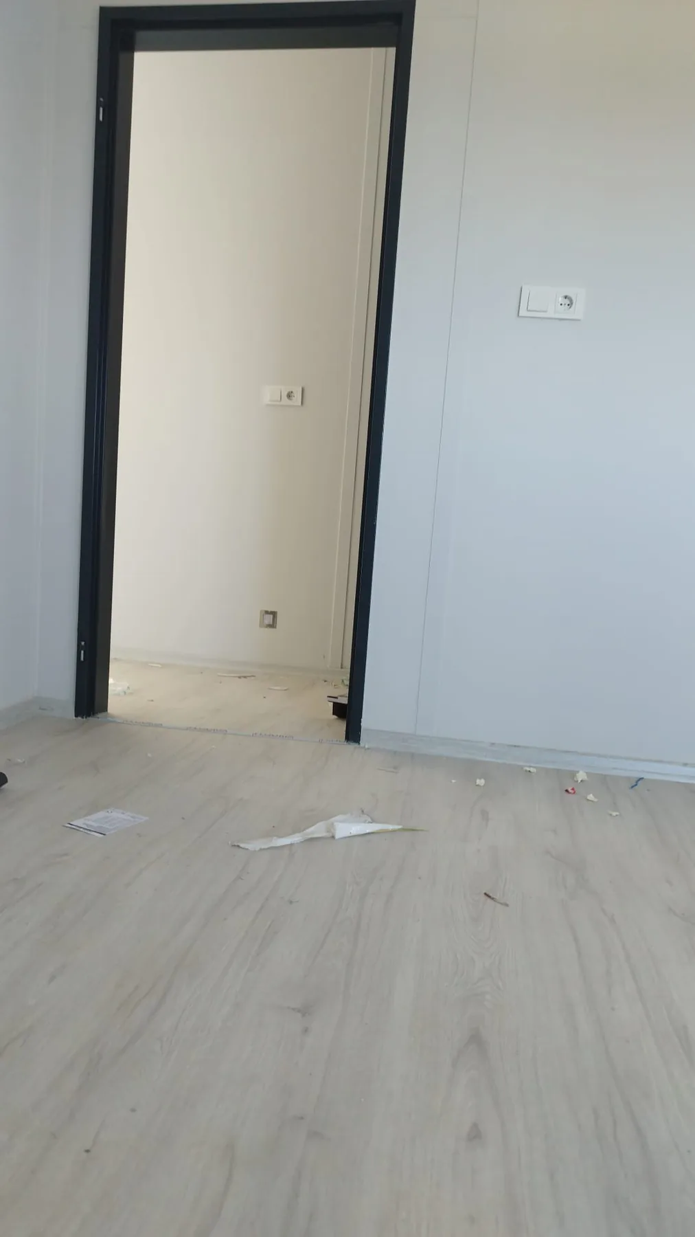 İç kapı ve laminat zemin detayı