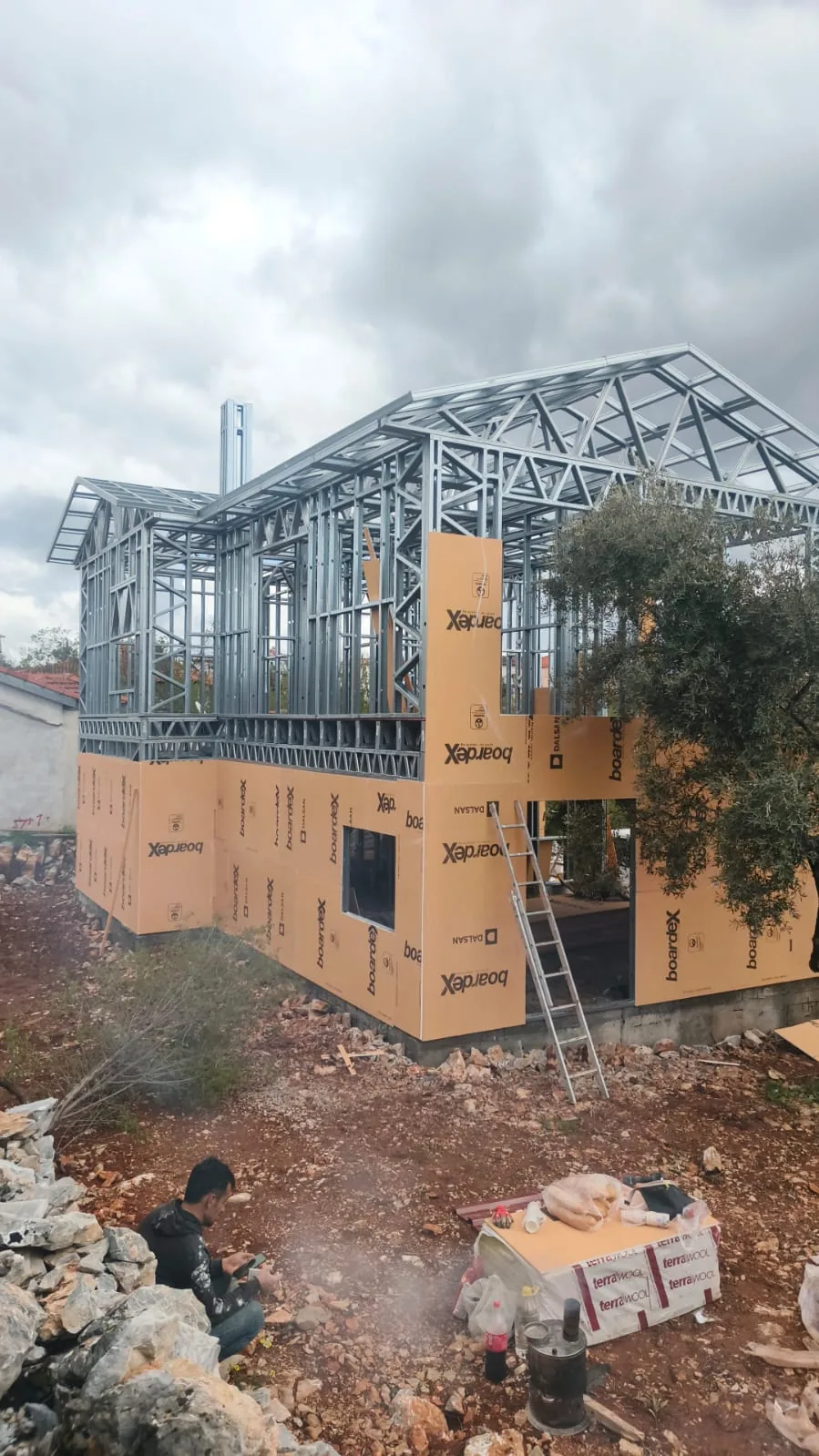 Kaplama aşamasında hafif çelik yapı ve görünür çatı karkası