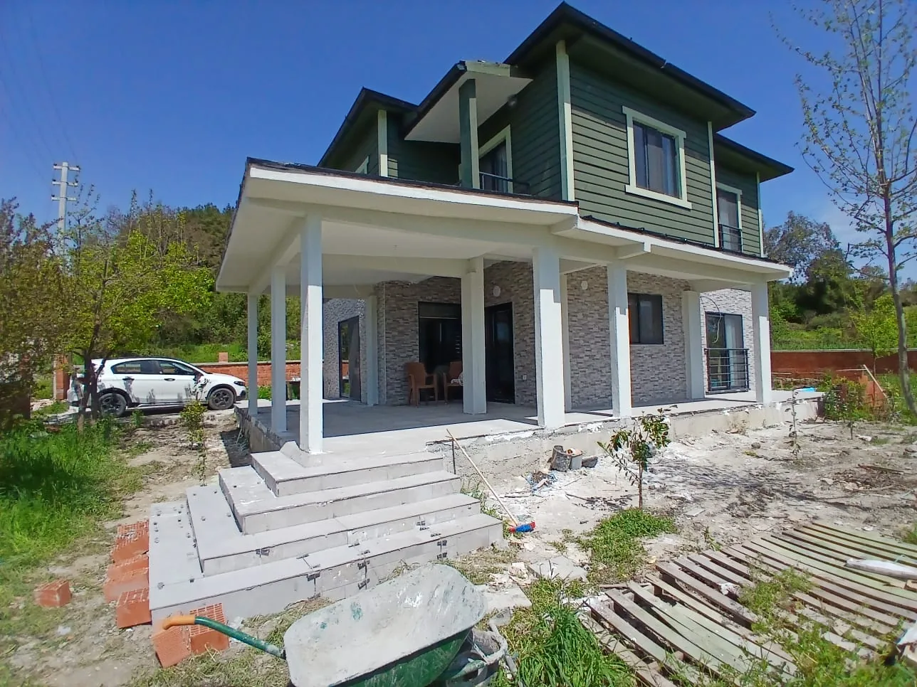 Verandalı, tamamlanmış iki katlı yapı
