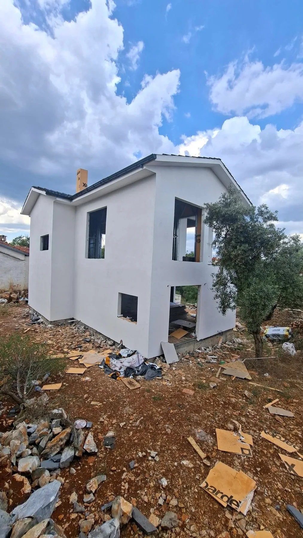 Dış cephesi tamamlanan iki katlı yapı