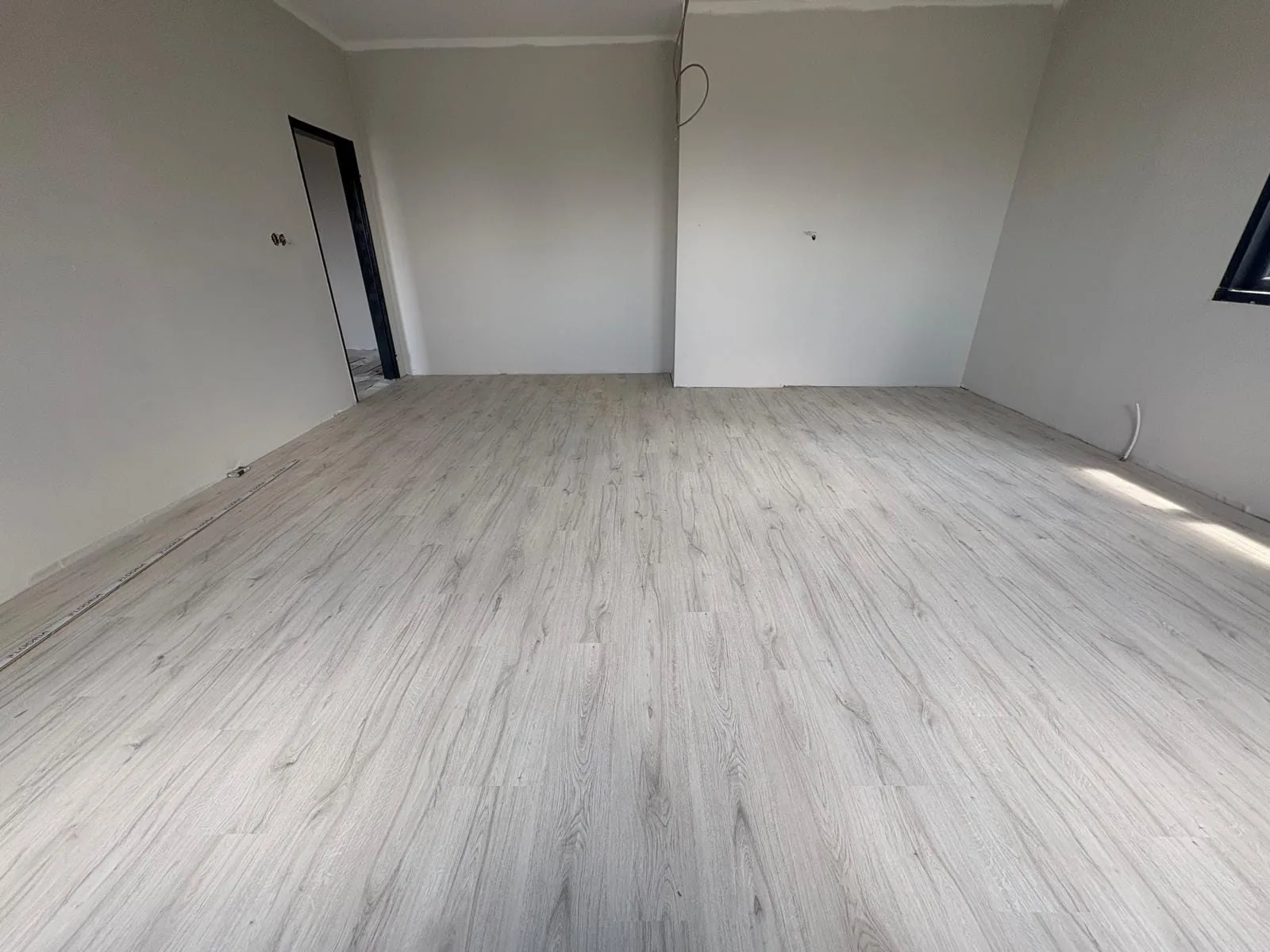 Laminat zeminli boş iç mekân