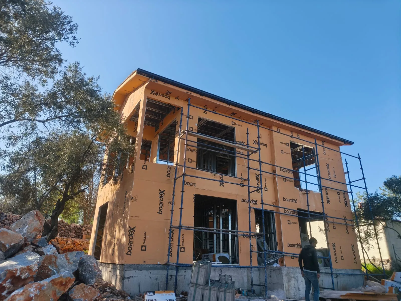 İskele kurulu, kaplama aşamasındaki iki katlı yapı